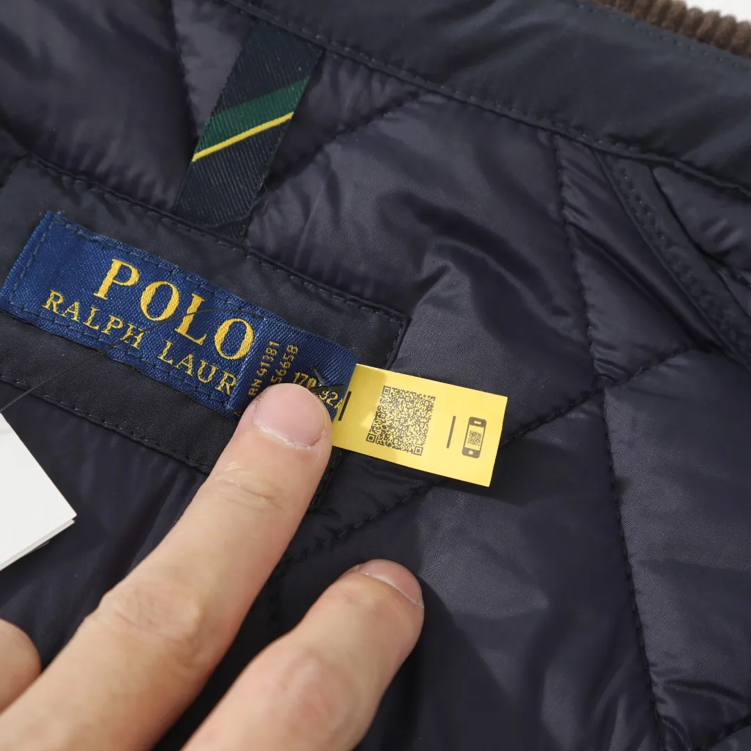 P370 #59 Ralph Lauren classic rhombus quilted cotton jacket for men and women. Inspired by retro workwear, it blends with contemporary British style. The imported machine-pressed rhombus quilting is accurately aligned, and the three-dimensional H-shaped tailoring is neat and slim. It is not bulky when layered in autumn and winter, and still maintains a light style.  Texture is reflected in the details: customized metal buckles, corduroy lapels, breathable eyelets under the arms, and slits on the hem, all replicating the brand's high-end genes. All excipients are standardized!  Five colors to choose from: black/khaki/brown/green/navy blue, easy to switch between commuting, leisure, and travel occasions. Function and appearance coexist: 37.5°C temperature control black technology, breathable and moisture-proof, anti-slip cotton patented fabric, temperature-locking, soft and waxy, durable and stylish. A retro warm-keeping item that can handle low temperatures calmly. The details are all made of craftsmanship, and the style has no limits. It has a classy look that will turn heads.  Color: Khaki Black Navy Green Brown Size: S M L